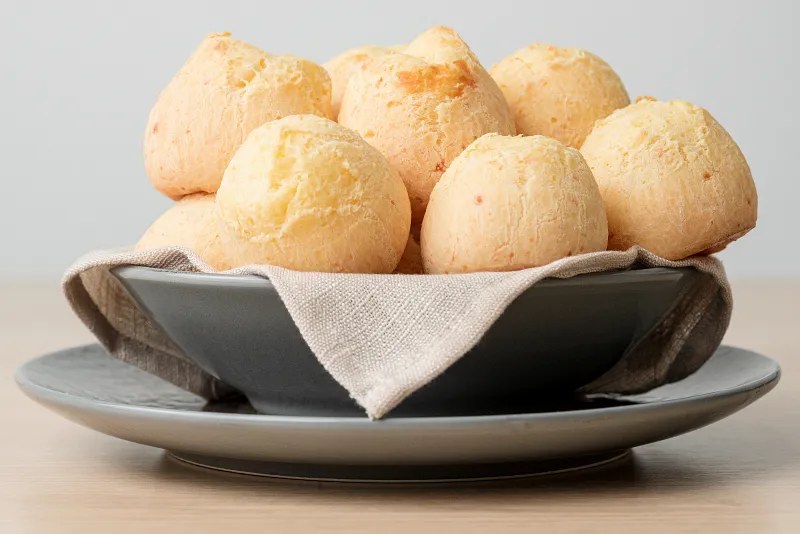 Tigela com pães de queijo